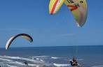 Saltando de paraglider no Morro do Farol, em Torres, litoral norte do Rio Grande do Sul